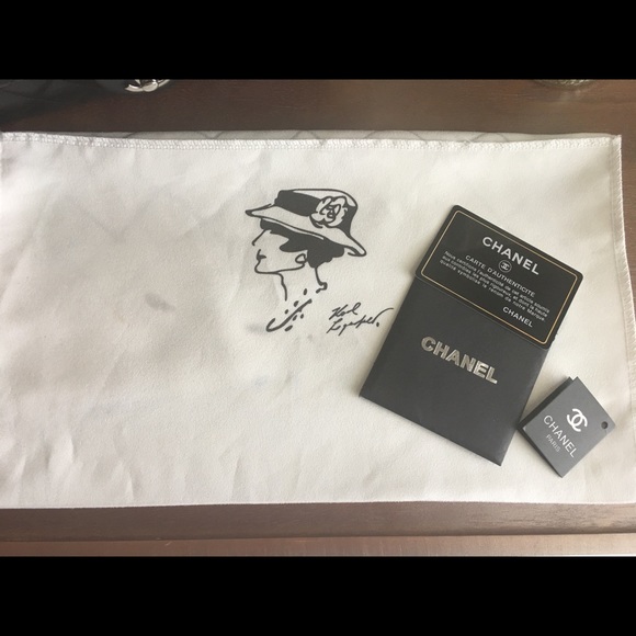 Chanel Small Classic Flap - Picture 3 of 8